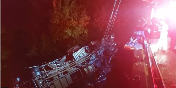 Njëzet të vdekur nga përplasja e autobusit me një furgon të blinduar në Afrikën e Jugut