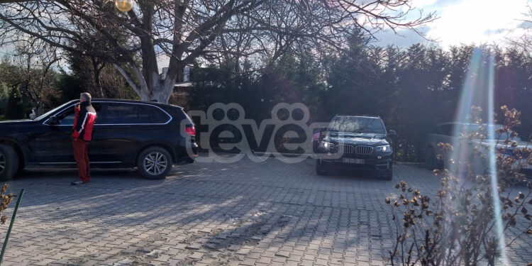 Kurti përfundon takimin me Lajçakun dhe ambasadorin amerikan