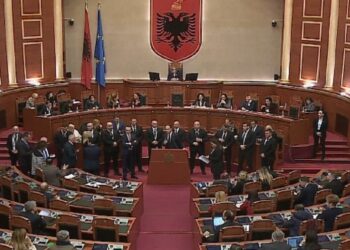 Rama nuk mori pjesë në interpelancën për “McGonigal”, opozita bllokoi foltoren e Kuvendit