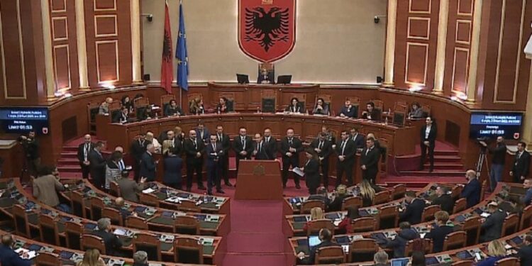 Rama nuk mori pjesë në interpelancën për “McGonigal”, opozita bllokoi foltoren e Kuvendit