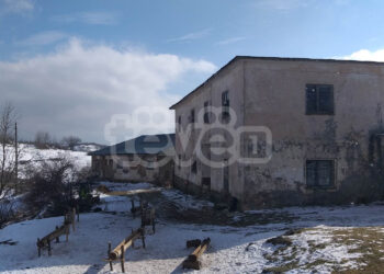 Bazën ku u ushtruan ushtarët e UÇK-së në Shqipëri, e vizituan edhe nga specialja