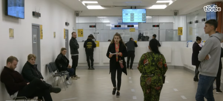 Qytetarët ende në pritje të pasaportave e patentë shoferëve