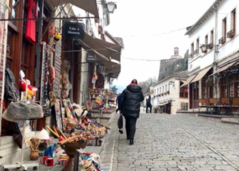 Produktet e punuara me dorë tërheqin turistët