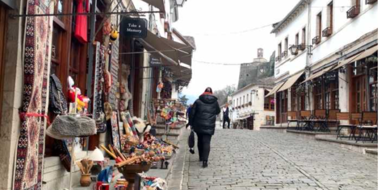 Produktet e punuara me dorë tërheqin turistët