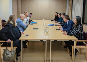 Lajçak bisedon me emisarin Sarrazin mbi hapat e ardhshëm në dialog