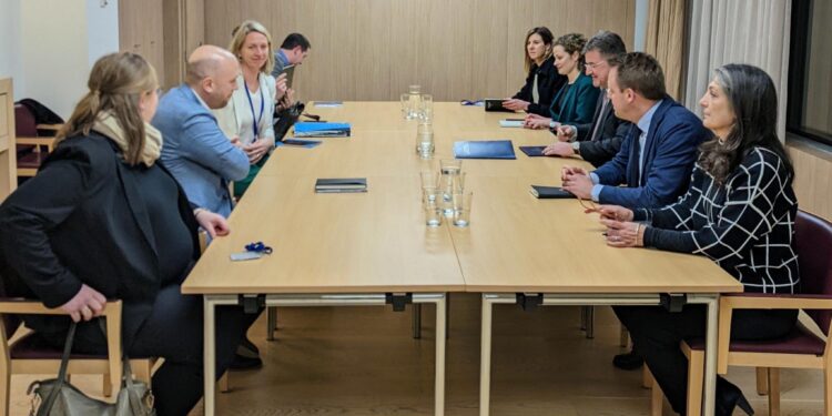 Lajçak bisedon me emisarin Sarrazin mbi hapat e ardhshëm në dialog