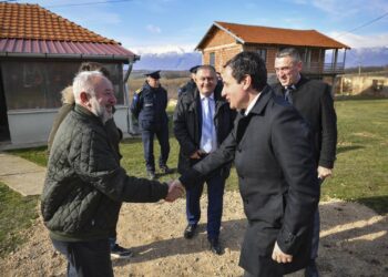 Kurti publikon fotografi nga vizita që ua bëri dje serbëve në komunën e Istogut