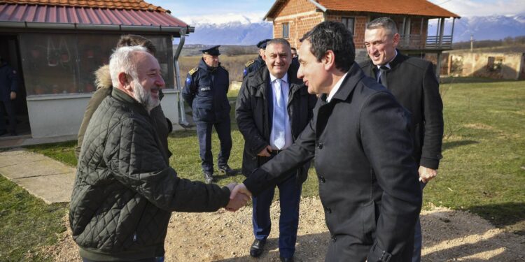 Kurti publikon fotografi nga vizita që ua bëri dje serbëve në komunën e Istogut