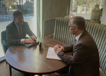 Lajçak takohet me Bislimin, paralajmëron vizitë së shpejti në Kosovë