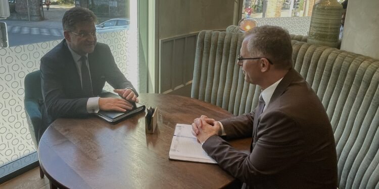 Lajçak takohet me Bislimin, paralajmëron vizitë së shpejti në Kosovë