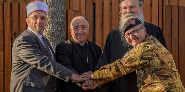 Komandanti i KFOR-it takon krerët fetarë: Fetë janë pjesë e zgjidhjes për bashkëjetesë në harmoni