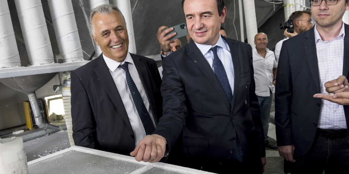 Kurti e Murati vizitojnë një fabrikë në Ferizaj