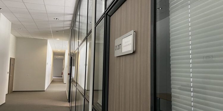 Avokati i angazhuar në tjetër seancë, anulohet gjykimi për korrupsion ndaj ish-kryeshefit të KPM-së