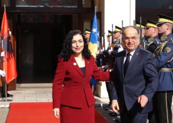 Presidenti Begaj pritet me ceremoni shtetërore nga presidentja Osmani