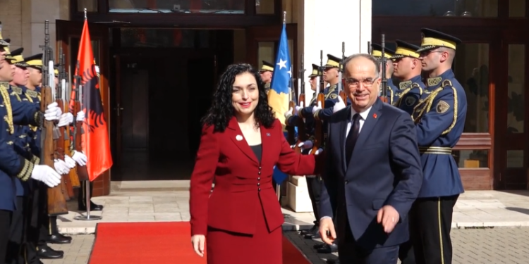 Presidenti Begaj pritet me ceremoni shtetërore nga presidentja Osmani
