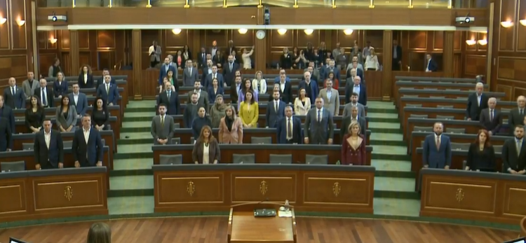 Kuvendi fillon seancën me një minutë heshtje në nderim të viktimave të luftës në Ukrainë