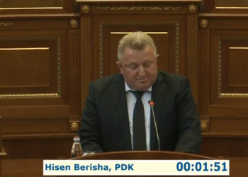 Berisha kritikon VV-në se qëllimshëm nuk po e zbardh rastin Dehari, deputetët “grushtojnë” tavolinat