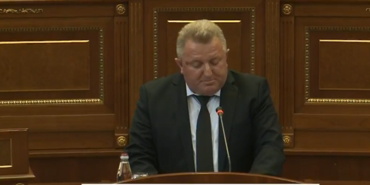 Berisha kritikon VV-në se qëllimshëm nuk po e zbardh rastin Dehari, deputetët “grushtojnë” tavolinat