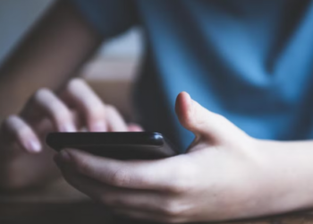 Shefi i Samsung në Britani nuk pajisi vajzën me smartphone deri kur mbushi 11 vjeç