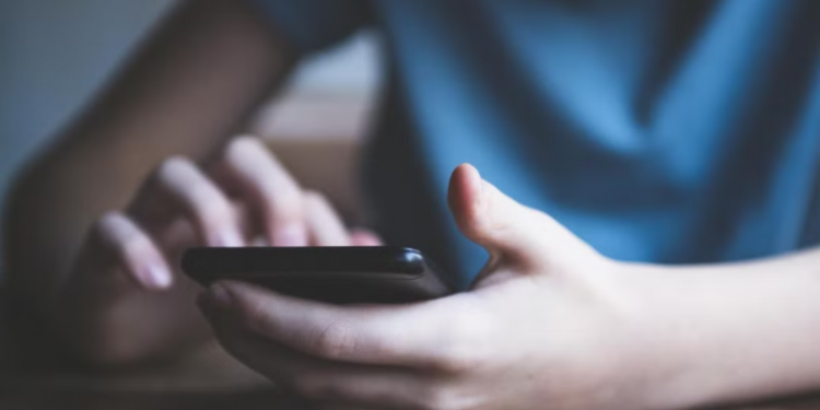 Shefi i Samsung në Britani nuk pajisi vajzën me smartphone deri kur mbushi 11 vjeç