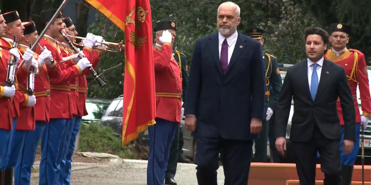 Rama pritet me ceremoni shtetërore në Mal të Zi