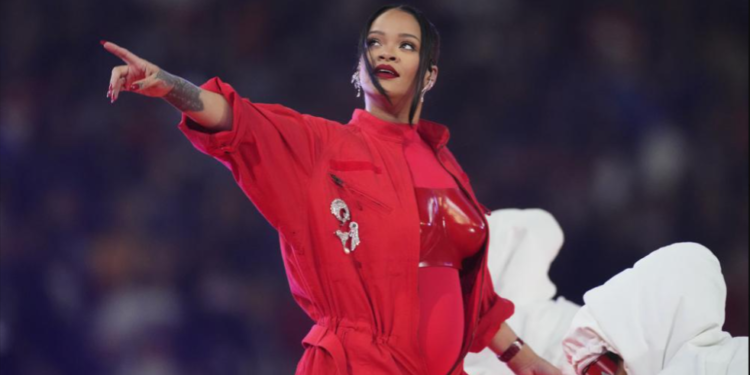 Rihanna zbulon se është shtatzënë përsëri