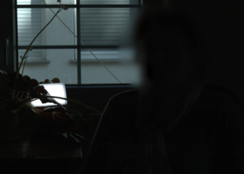 Rrëfim ekskluziv për Tëvë1, i të mbijetuarës së dhunës seksuale gjatë luftës, ishte rreth të 50-tave dhe u dhunua në sy të burrit të saj