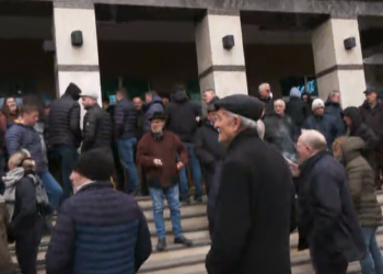 Përfaqësuesit e bizneseve protestojnë para Komunës së Prishtinës, iu rrit çmimi i qirasë së lokaleve