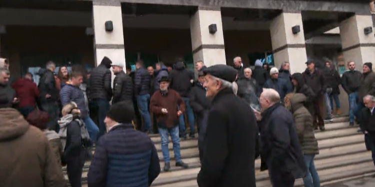 Përfaqësuesit e bizneseve protestojnë para Komunës së Prishtinës, iu rrit çmimi i qirasë së lokaleve