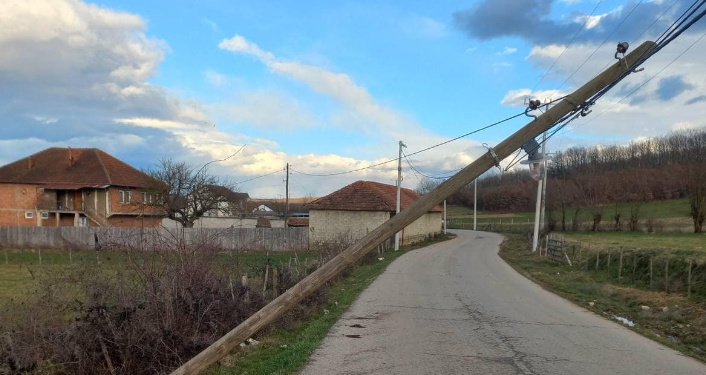 Erërat e forta shkaktojnë dëme në rrjet