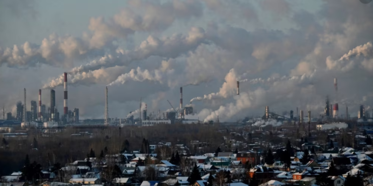 Zjarr në një rafineri të naftës ruse afër kufirit me Ukrainën