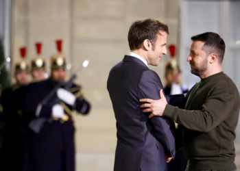 Macron i jep Zelenskyt Medaljen e Nderit të Francës