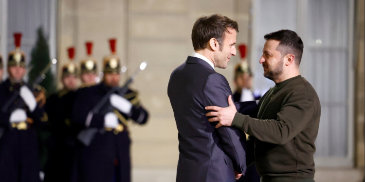 Macron i jep Zelenskyt Medaljen e Nderit të Francës