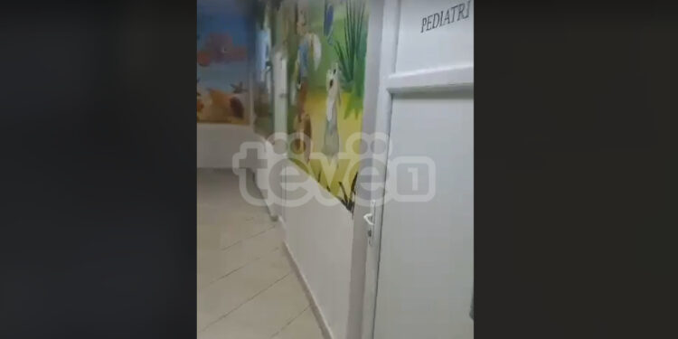 Fëmijën e kishte me temperaturë, por asnjë mjek nuk e gjeti në QKMF në Pejë