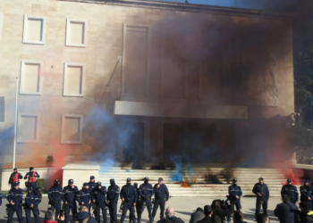 Mbulohet nga tymi Kryeministria, protestuesit hedhin kapsolla