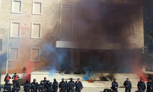Mbulohet nga tymi Kryeministria, protestuesit hedhin kapsolla