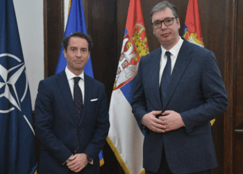 Zyrtari i NATO-s ia thotë në sy Vuçiqit: Mbështesim propozimin evropian