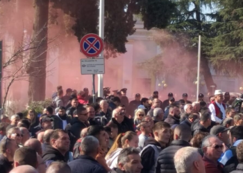Opozita në Shqipëri proteston brenda dhe jashtë Kuvendit