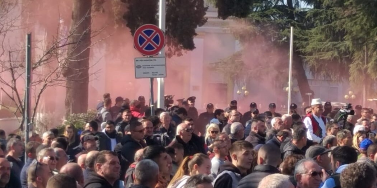 Opozita në Shqipëri proteston brenda dhe jashtë Kuvendit