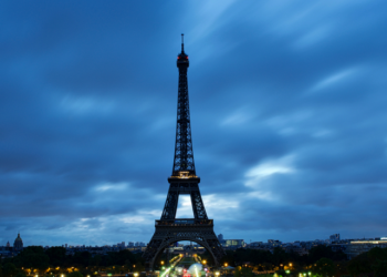 Kulla Eiffel do të ndriçohet me ngjyrat e flamurit të Ukrainës për përvjetorin e luftës