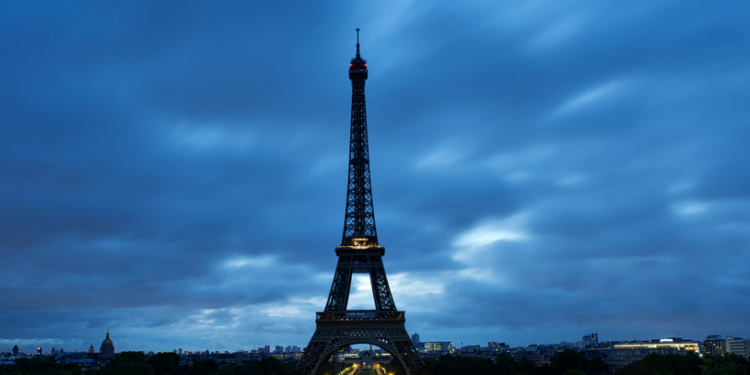 Kulla Eiffel do të ndriçohet me ngjyrat e flamurit të Ukrainës për përvjetorin e luftës