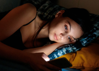 Flini më pak se 6 orë gjatë natës? Mund të jetë shkaku i problemit të përhapur shëndetësor