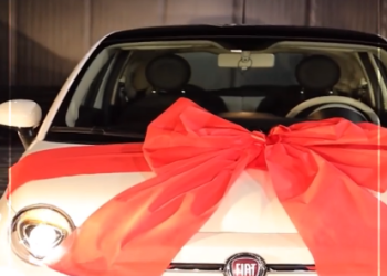 Patos dhuroi sonte një Fiat 500