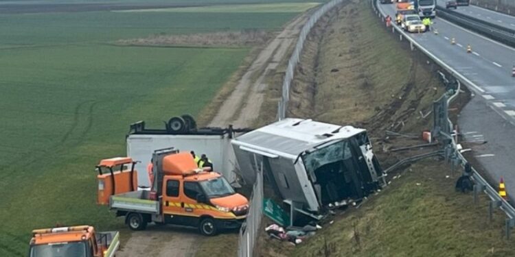 Rrokulliset autobusi me plot pasagjerë në Slloveni, të paktën tre të vdekur