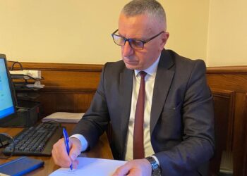 Kamberi kërkon ndryshimin e Ligjit për pakicat, flamuri kombëtar të përdorët lirshëm