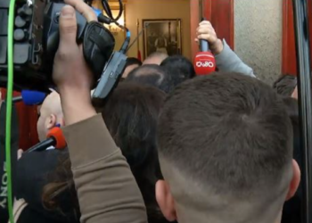 Deputetët e PD-së në Shqipëri tentojnë të hyjnë me forcë në parlament, përplasen me gardën