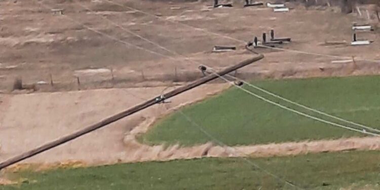 Erërat shkaktojnë dëme në rrjet, disa zona pa energji elektrike