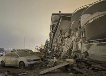 Mediat ndërkombëtare raportojnë për mbi 500 të vdekur pas tërmetit në Turqi e Siri