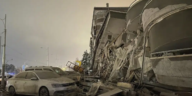 Mediat ndërkombëtare raportojnë për mbi 500 të vdekur pas tërmetit në Turqi e Siri