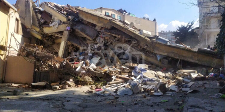 Shkon në mbi 22 mijë numri i viktimave në Turqi dhe Siri